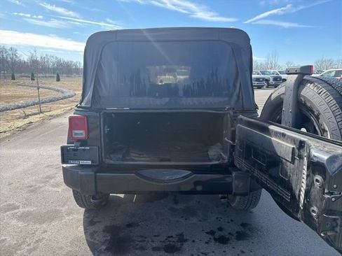 Used 2017 Jeep Wrangler Unlimited Sahara w/ Connectivity Group image 8