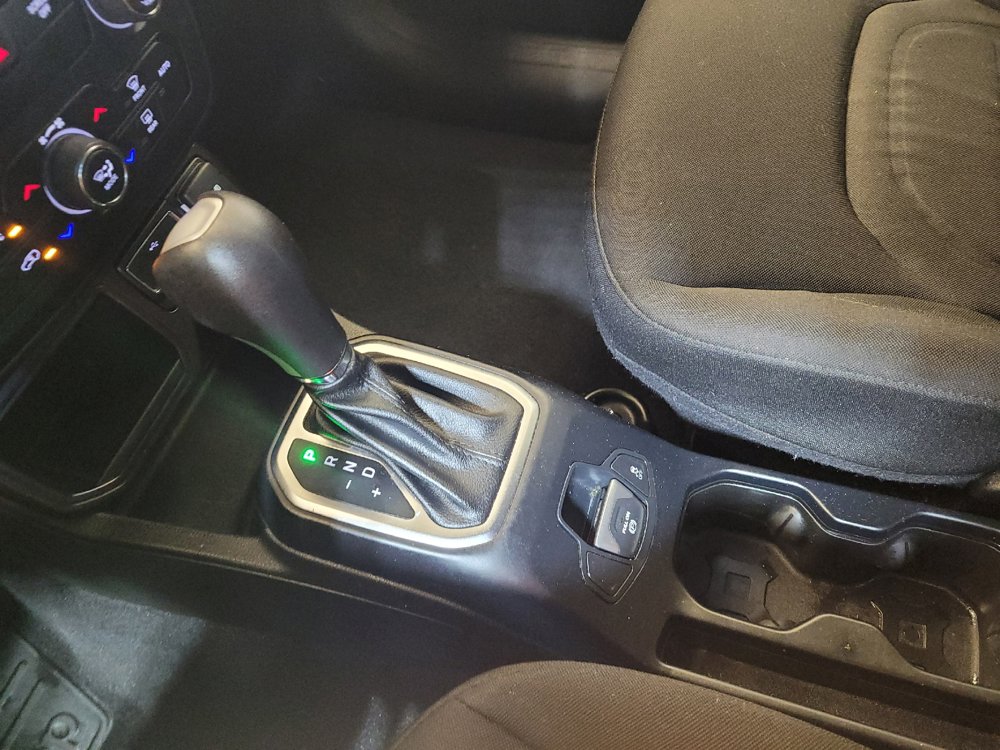 Used 2020 Jeep Renegade Latitude w/ Popular Equipment Group FWD image 26