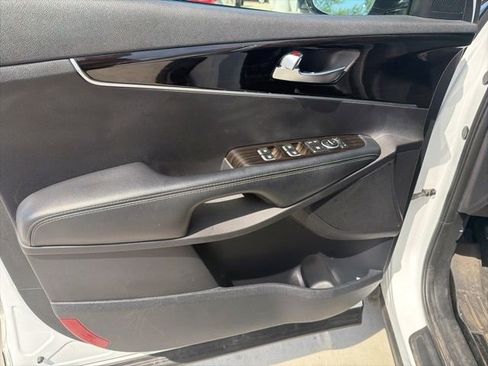Used 2020 Kia Sorento LX image 19