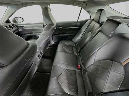 Used 2018 Toyota Camry XLE image 4