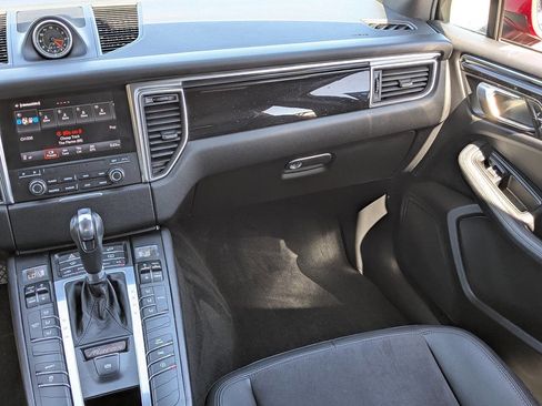 Used 2018 Porsche Macan image 18