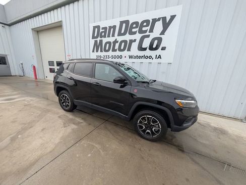 Used 2025 Jeep Compass Trailhawk w/ Trailhawk Elite Group AWD/4WD image 22