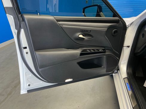Used 2023 Lexus ES 300h Ultra Luxury FWD image 9