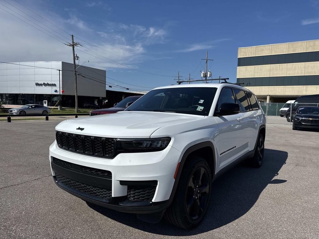 Used 2022 Jeep Grand Cherokee L Laredo RWD image 3