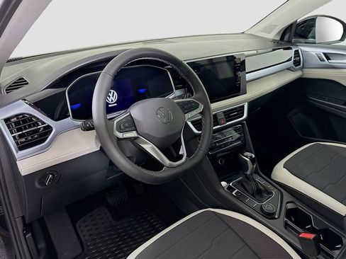 New 2025 Volkswagen Taos SE image 9