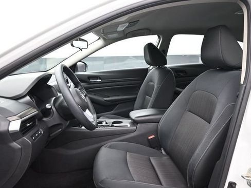 Used 2025 Nissan Altima 2.5 SV FWD image 14