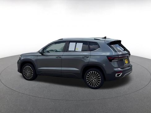 Used 2025 Volkswagen Taos SE FWD image 10