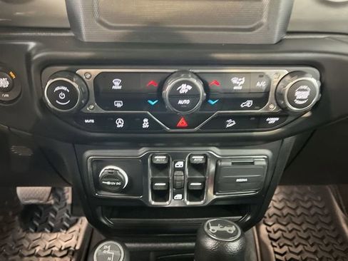 Used 2019 Jeep Wrangler Unlimited Sahara AWD/4WD image 17