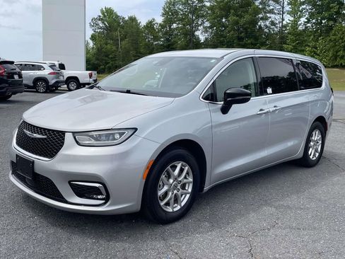 Used 2024 Chrysler Pacifica Touring-L FWD image 5