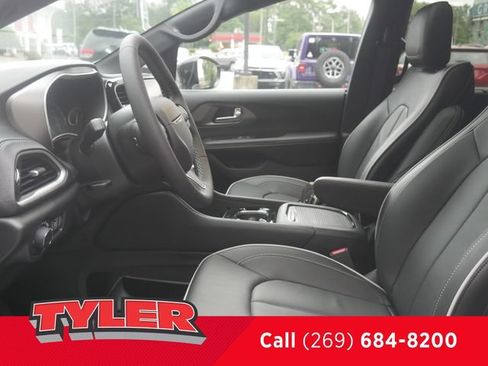 New 2027 Chrysler Pacifica Limited FWD image 36