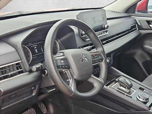 Used 2024 Mitsubishi Outlander SE image 9