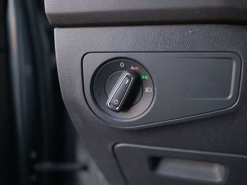 Used 2018 Volkswagen Tiguan SE image 11