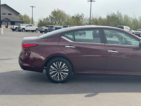 Used 2024 Nissan Altima 2.5 SV FWD image 5