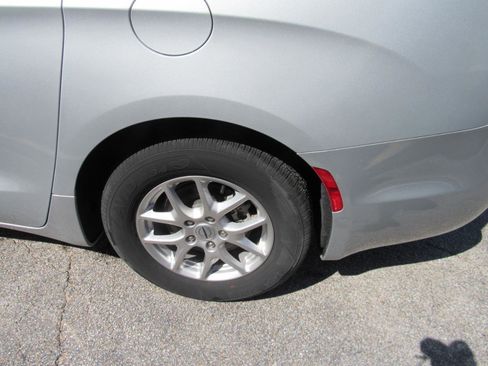 Used 2024 Chrysler Pacifica Touring-L FWD image 4