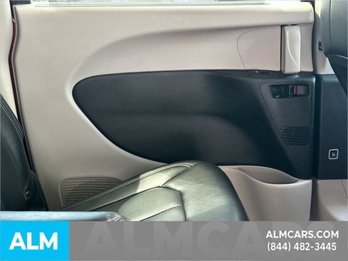 Used 2023 Chrysler Pacifica Touring-L FWD image 18
