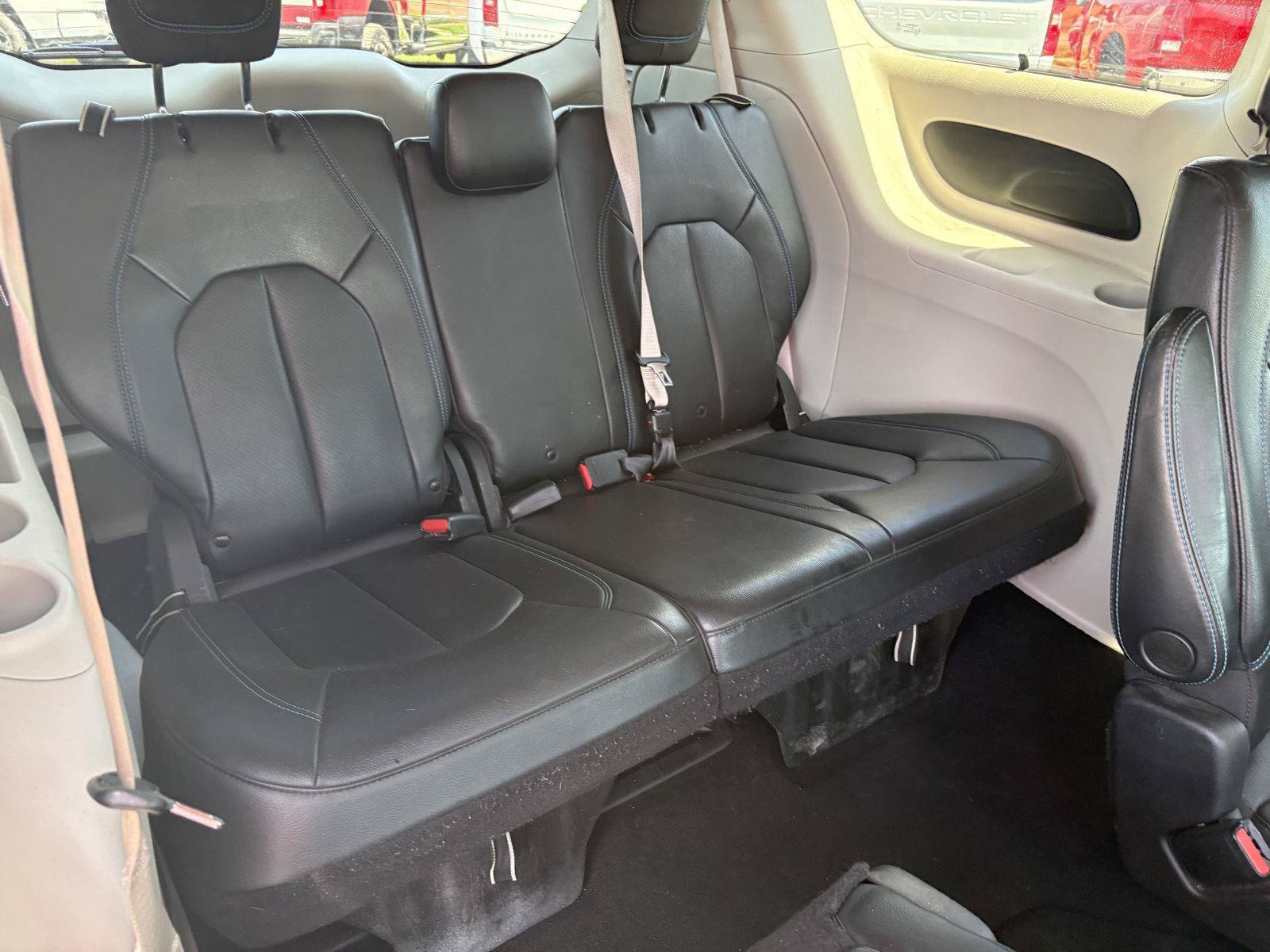 Used 2021 Chrysler Pacifica Touring-L FWD image 14
