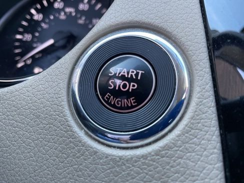 Used 2018 Nissan Rogue SV w/ Premium Package image 30