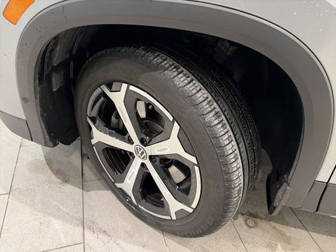 Used 2025 Volkswagen Tiguan SE image 7