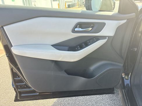 Used 2025 Nissan Rogue SV FWD image 21