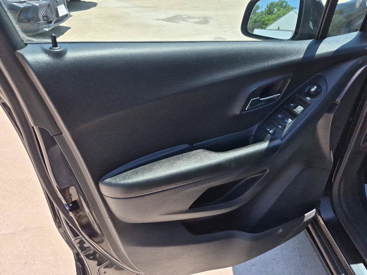 Used 2022 Chevrolet Trax LT w/ Driver Confidence Package AWD/4WD image 12