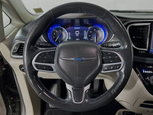 Used 2021 Chrysler Pacifica Touring-L FWD image 12