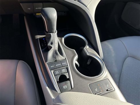 Used 2021 Toyota Camry XLE image 7