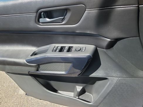 Used 2025 Nissan Pathfinder SV AWD/4WD image 9