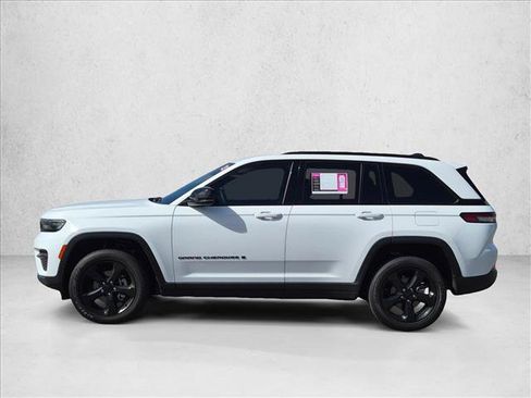 Used 2023 Jeep Grand Cherokee Altitude AWD/4WD image 8