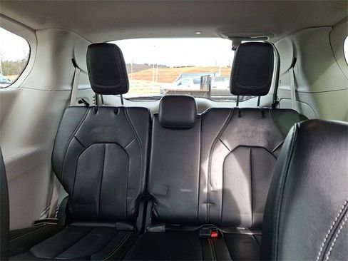 Used 2024 Chrysler Pacifica Touring-L image 25