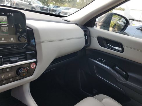 Used 2025 Nissan Pathfinder SL FWD image 25