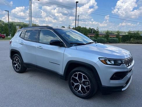 Used 2025 Jeep Compass Limited AWD/4WD image 2
