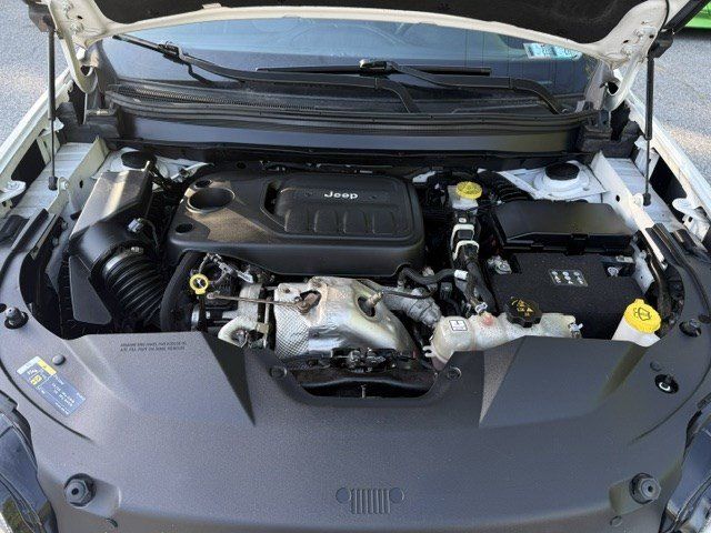 Used 2019 Jeep Cherokee Latitude Plus AWD/4WD image 17