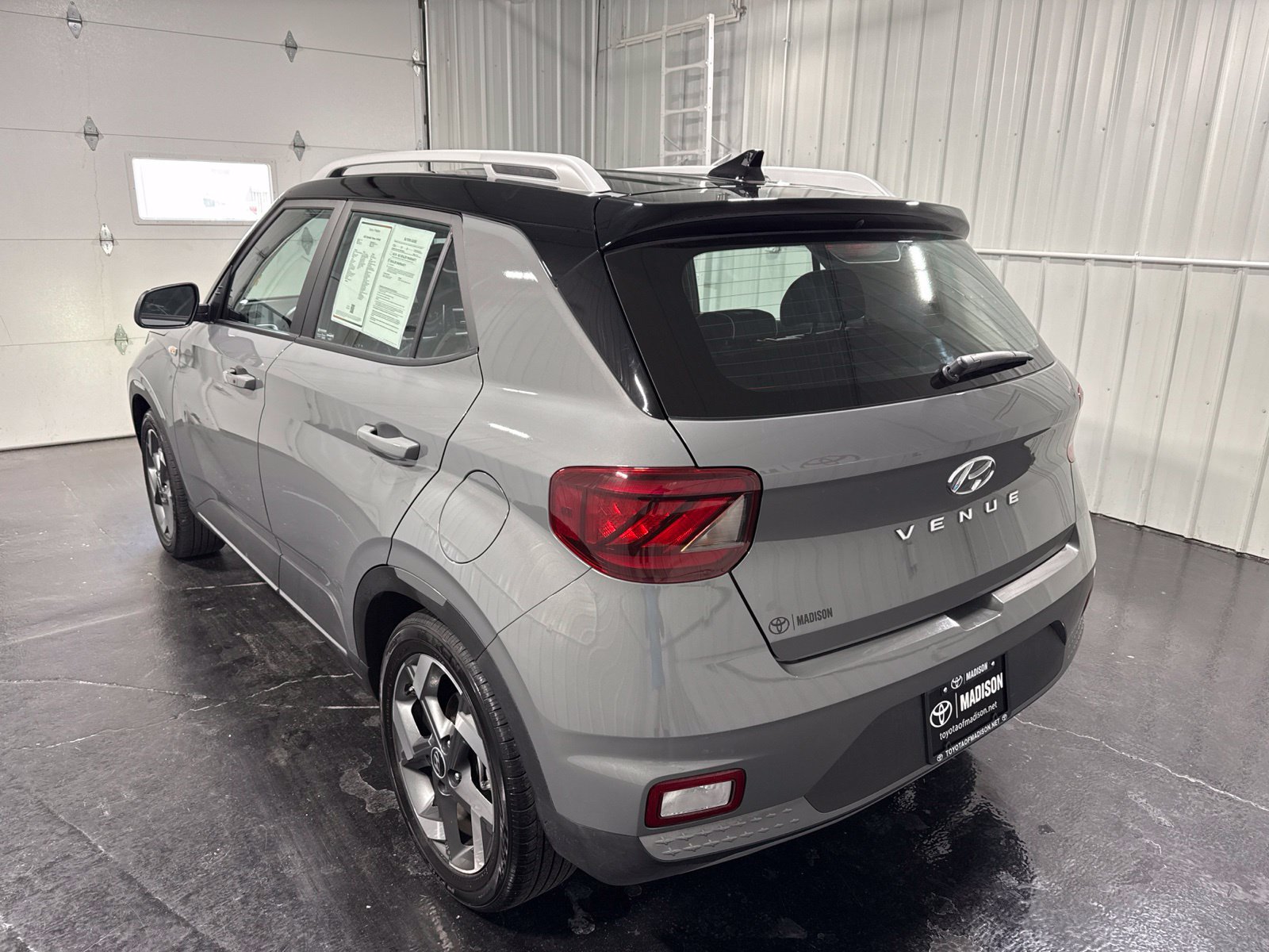 Used 2022 Hyundai Venue Limited FWD image 3