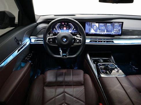 Used 2025 BMW 760i xDrive w/ Executive Package image 98
