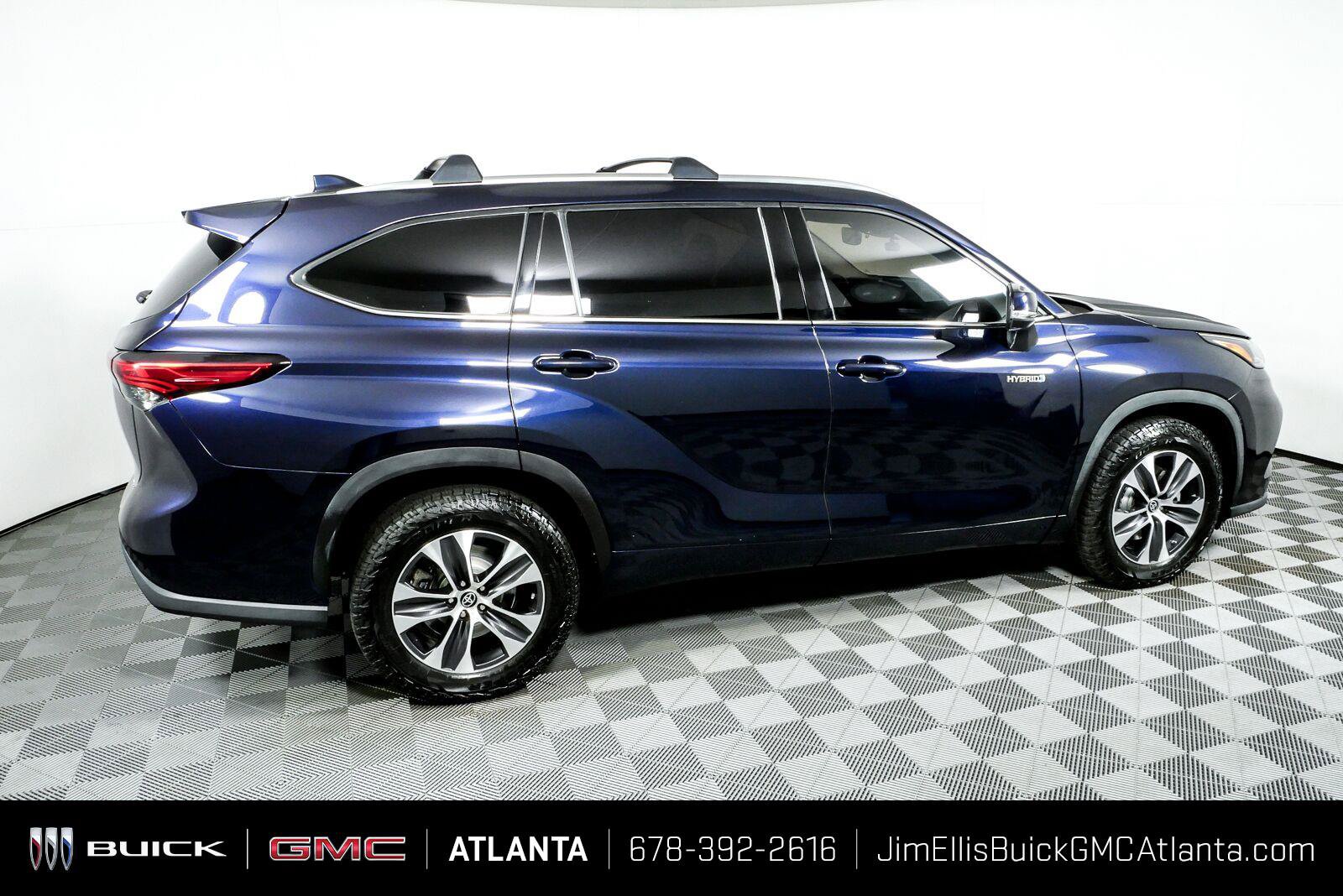 Used 2021 Toyota Highlander XLE FWD image 2