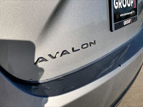 Used 2017 Toyota Avalon Limited image 29