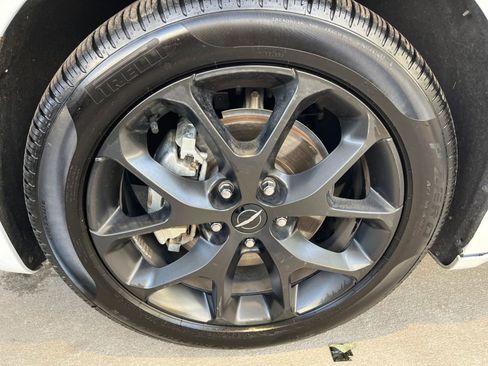 Used 2025 Chrysler Pacifica Limited image 34