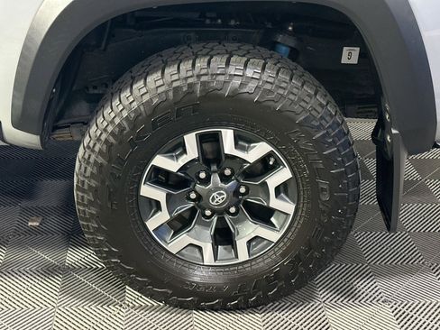 Used 2018 Toyota Tacoma SR image 12