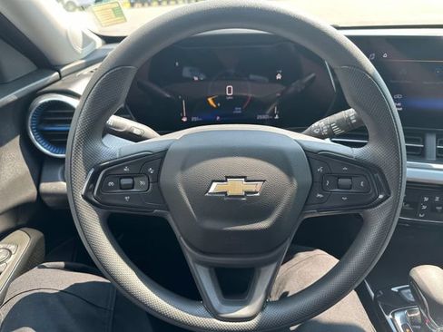 Used 2025 Chevrolet Trax LT FWD image 12