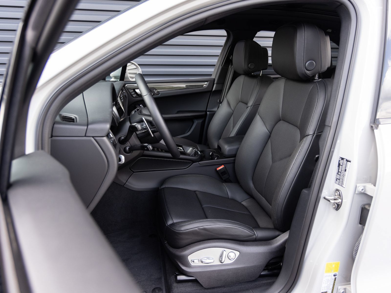Used 2025 Porsche Macan AWD/4WD image 5