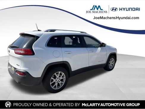 Used 2017 Jeep Cherokee Latitude AWD/4WD image 8