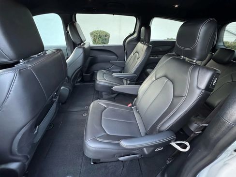 Used 2023 Chrysler Pacifica Touring-L w/ S Appearance Package FWD image 18