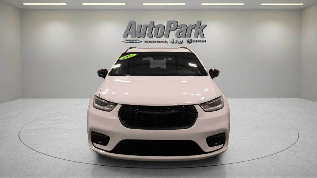 Certified 2025 Chrysler Pacifica Limited FWD image 2