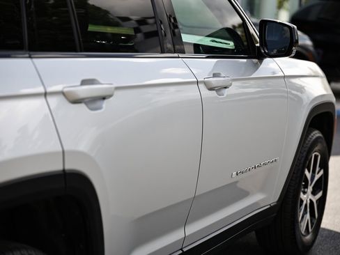 Used 2025 Jeep Grand Cherokee Limited w/ Luxury Tech Group II image 6