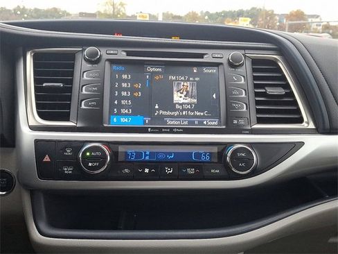 Used 2019 Toyota Highlander XLE image 12