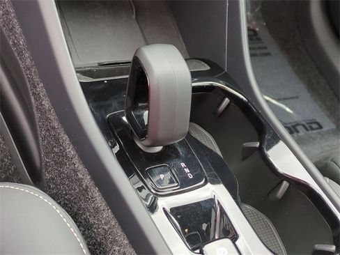 Used 2025 Volvo XC40 B5 Plus image 13