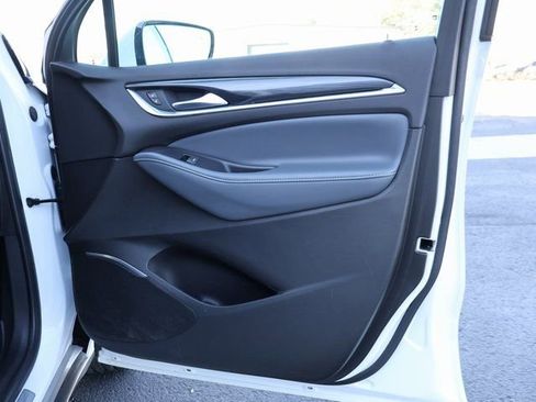 Used 2021 Buick Enclave Essence image 10