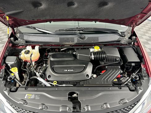 Used 2018 Chrysler Pacifica Touring-L FWD image 33