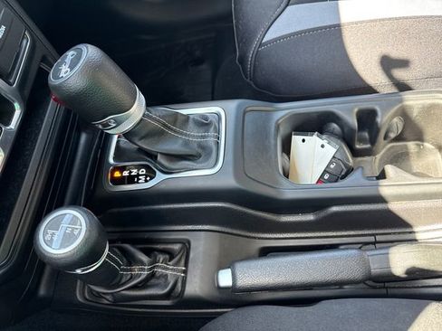 Used 2019 Jeep Wrangler Unlimited Sahara image 24