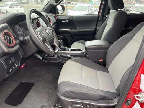 Used 2021 Toyota Tacoma TRD Off-Road image 12